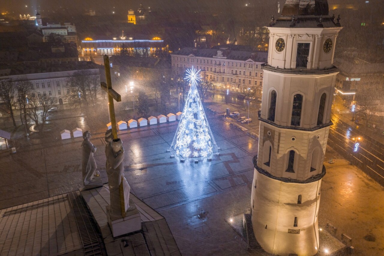 Vilnius įžiebė pagrindinę Kalėdų eglę Katedros aikštėje